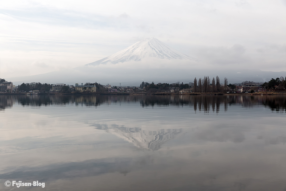 【富士山写真】久しぶりに霞んだ河口湖からの富士山
