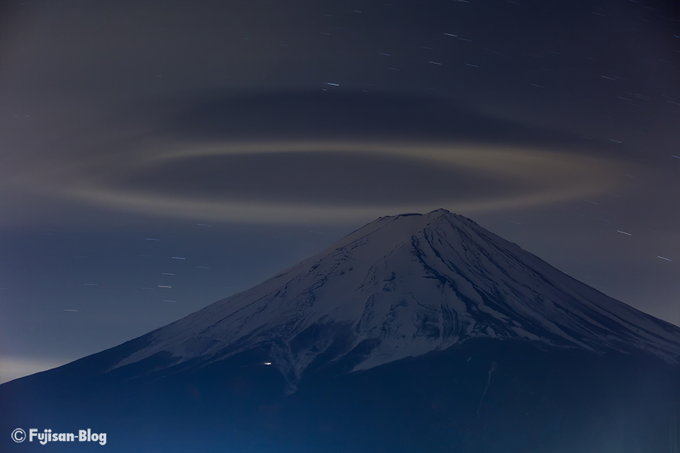 【富士山写真】深夜の河口湖からの笠雲と富士山