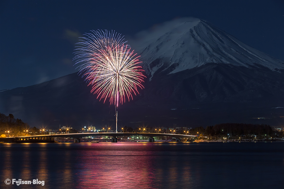 河口湖冬花火と富士山