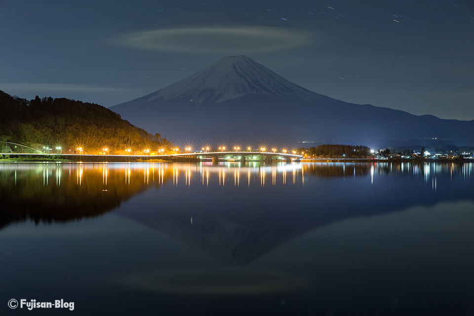 河口湖からの笠雲と富士山