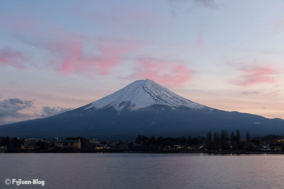 【富士山写真】少し夕焼けの河口湖からの富士山