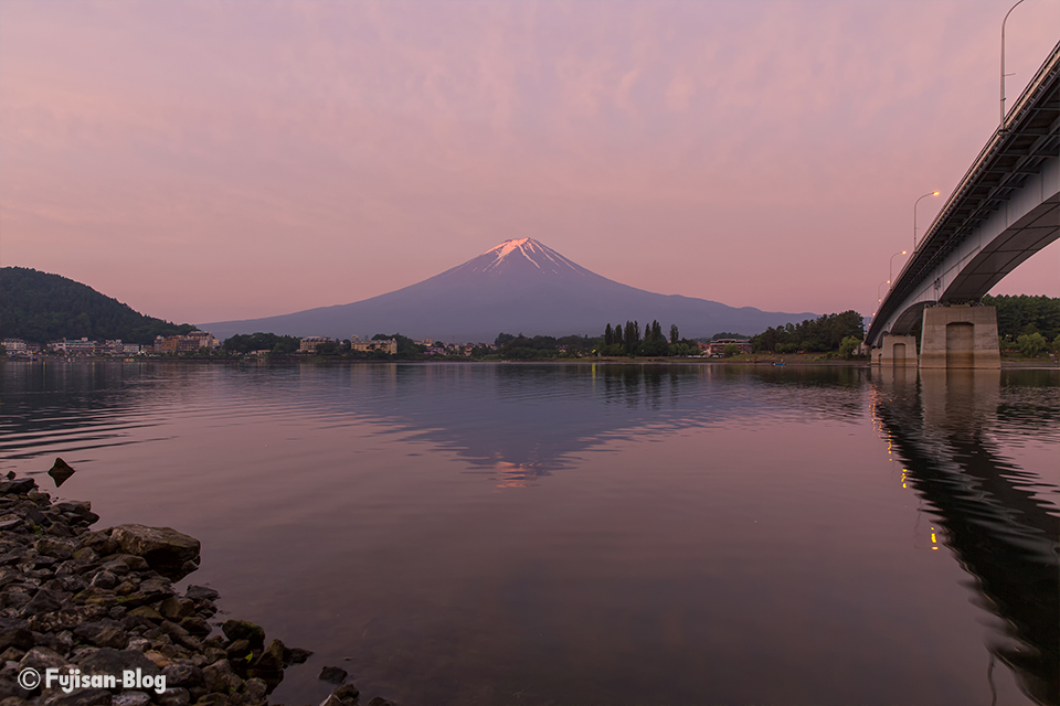 河口湖から朝焼けの富士山