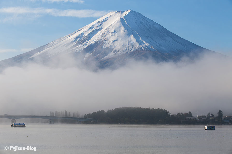 河口湖からの雪化粧した富士山