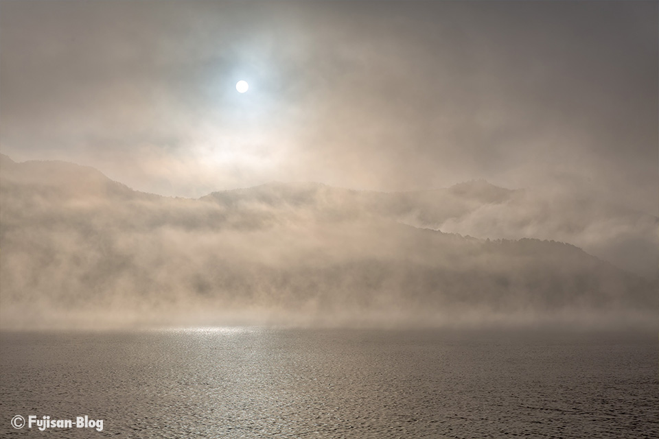 霧に包まれる太陽と河口湖