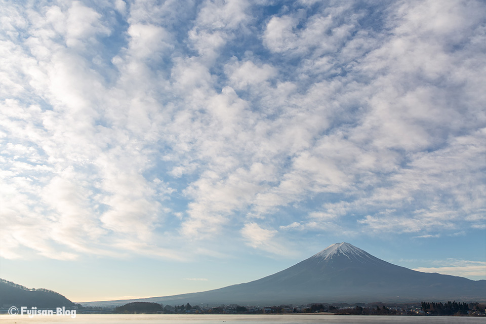 河口湖からうろこ雲と富士山