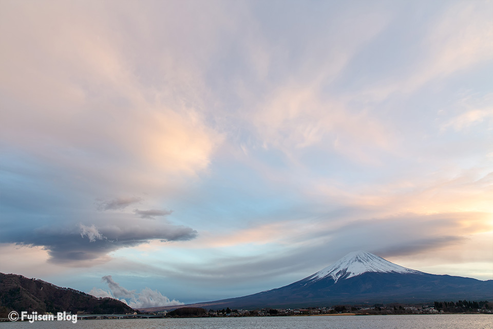 河口湖から吊るし雲と富士山