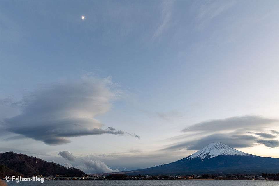 河口湖から吊るし雲と富士山