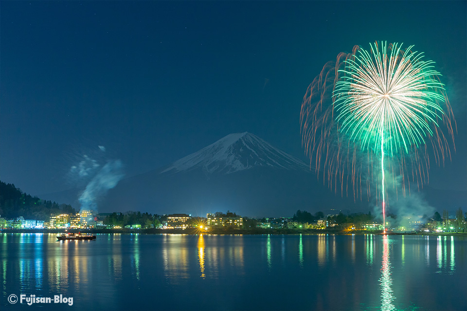 河口湖冬花火と富士山