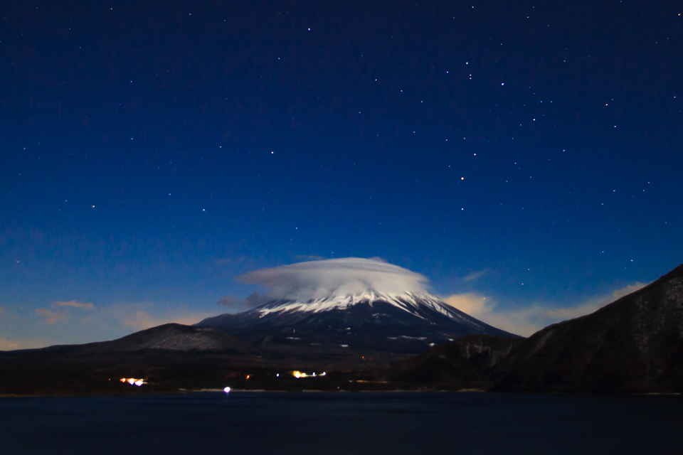 【富士山写真】 本栖湖の日の出と笠雲