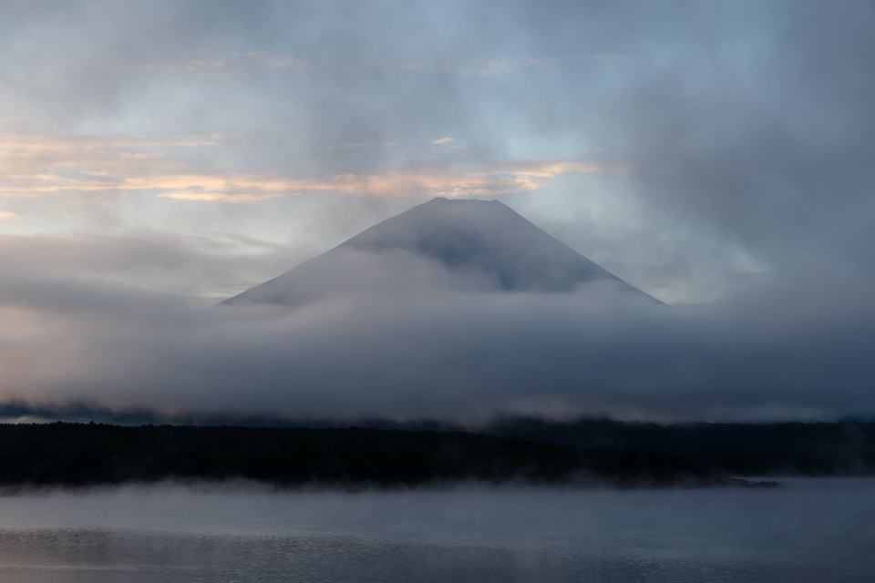 【富士山写真】 本栖湖から朝の富士山