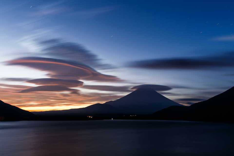 【富士山写真】 傘雲３つ（本栖湖・山中湖・河口湖）