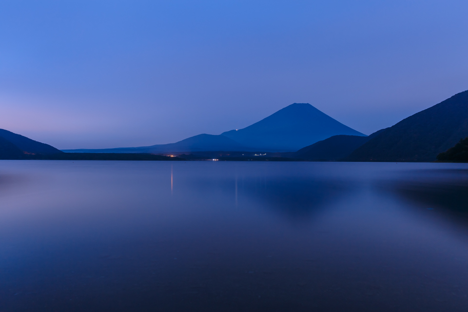【富士山写真】 夜明けの本栖湖へ