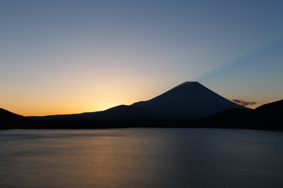 【富士山写真】 月に照らされる本栖湖からの夜明け