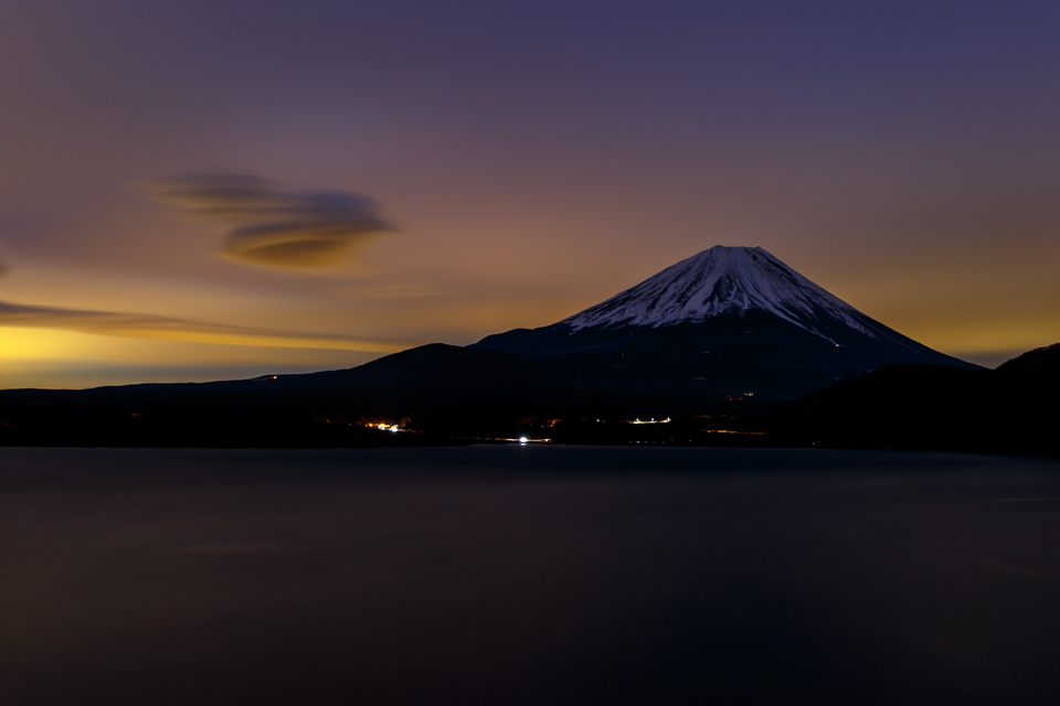 【富士山写真】 夜明けの本栖湖から富士山