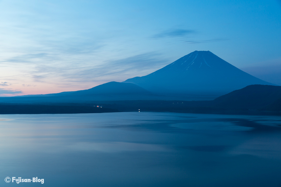 【富士山写真】 西の空が色づいた本栖湖からの富士山