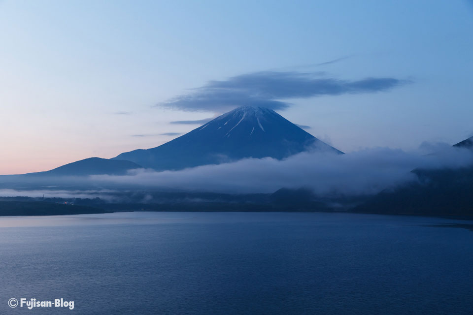 【富士山写真】 梅雨の合間の本栖湖からの富士山