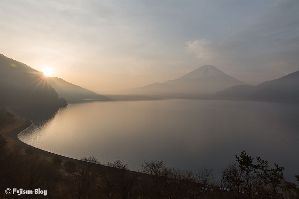 【富士山写真】本栖湖からの霞んだ富士山