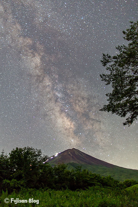 【富士山写真】全国育樹祭記念広場からの富士山と天の川