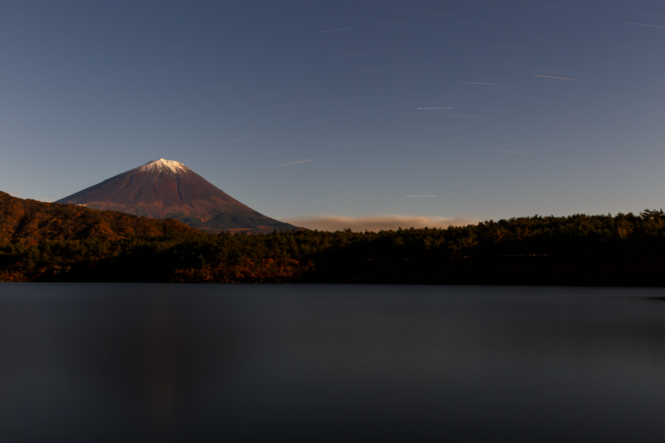 【富士山写真】 日の出前の西湖から