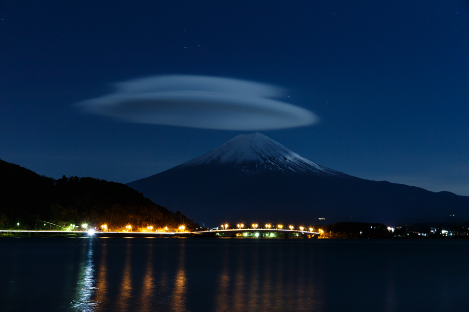 【富士山写真】 深夜の傘雲 河口湖と西湖から