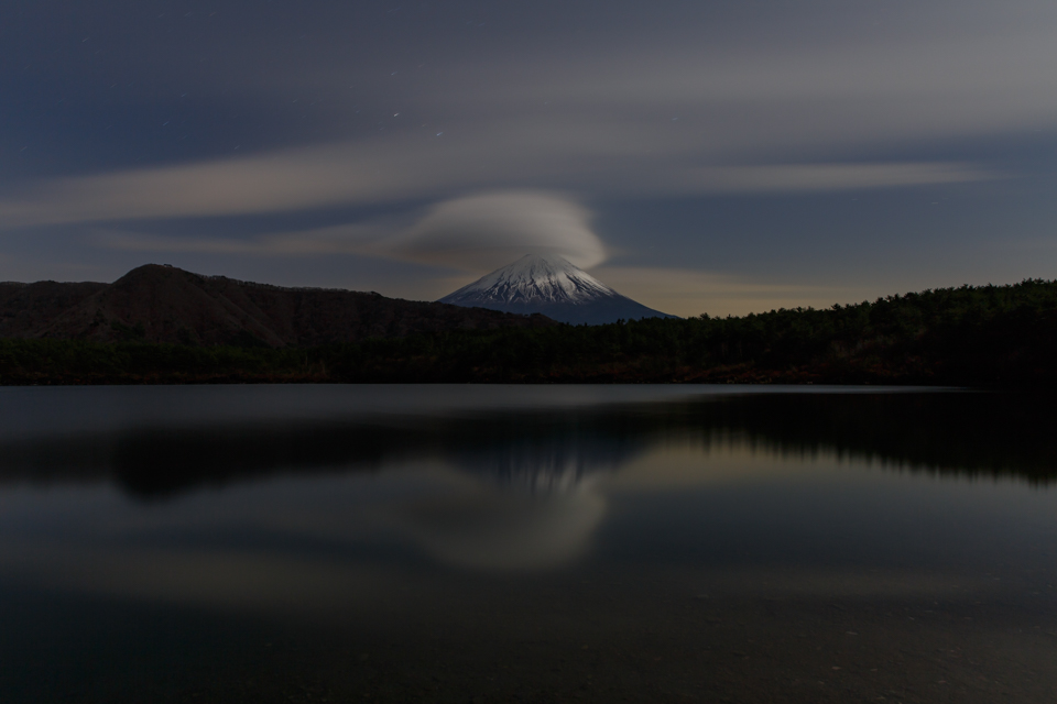 西湖からの傘雲と富士山