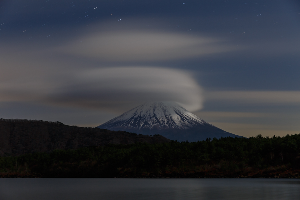西湖からの傘雲と富士山