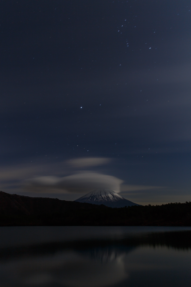 西湖からの傘雲と富士山