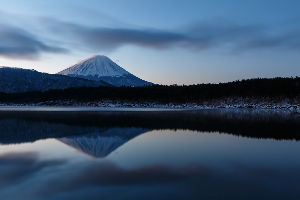 【富士山写真】 この冬一番の寒さの西湖からの富士山