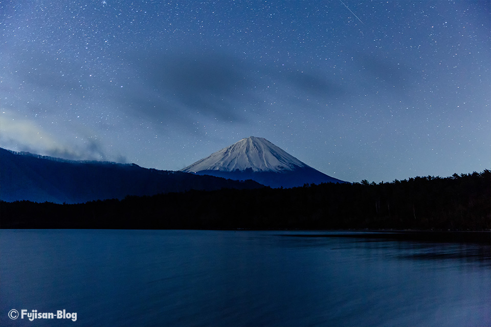西湖から流れ星と富士山