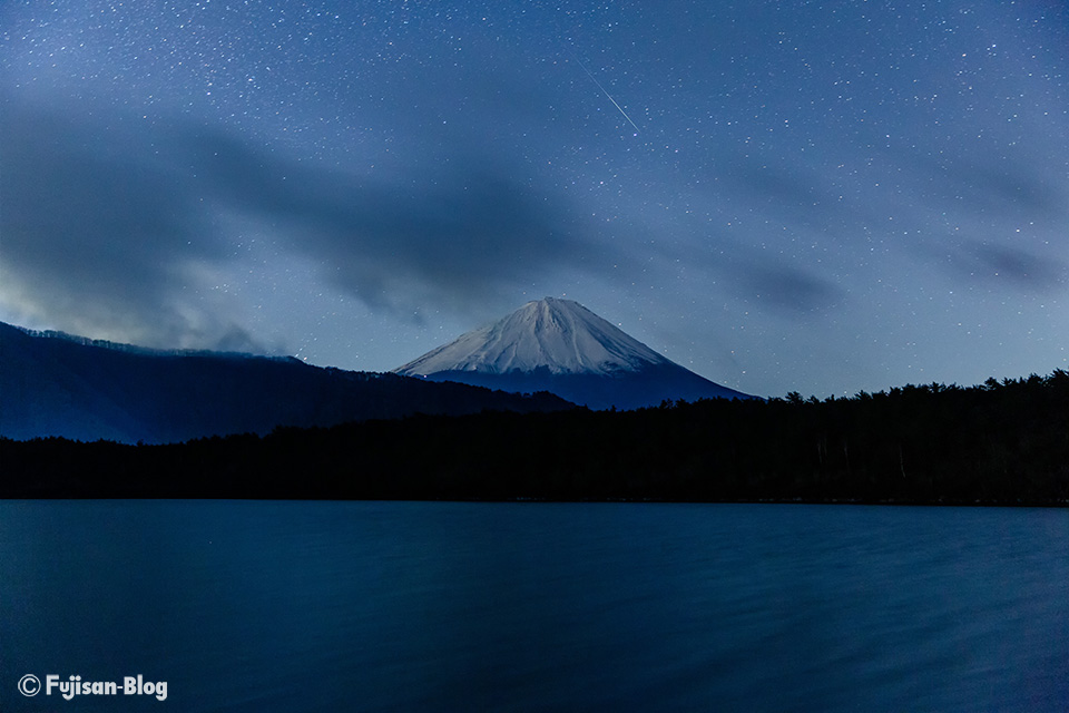 西湖から流れ星と富士山