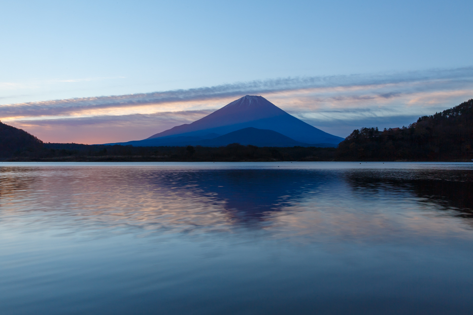 【富士山写真】 月に照らされる精進湖からの夜明け