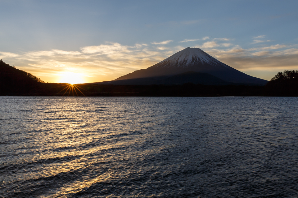 【富士山写真】 風の強い精進湖からの夜明け