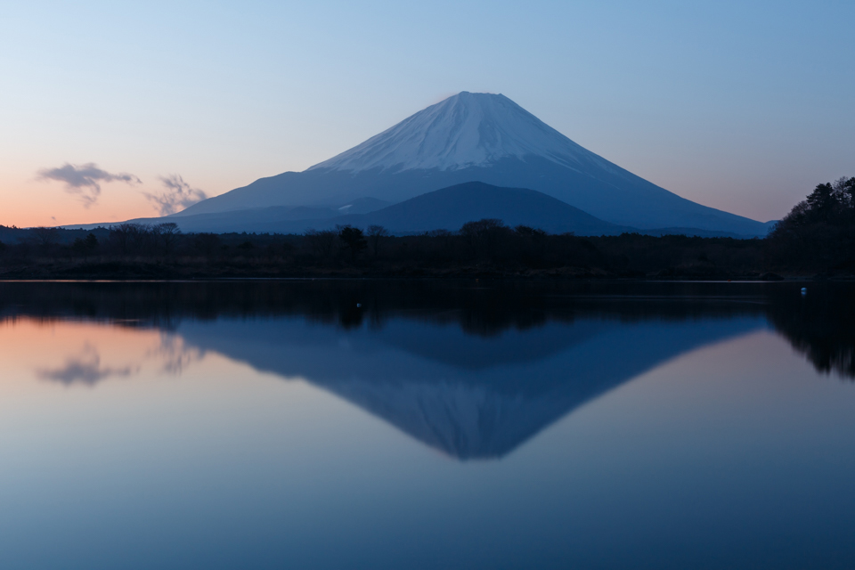 【富士山写真】 精進湖から少し霞気味の富士山