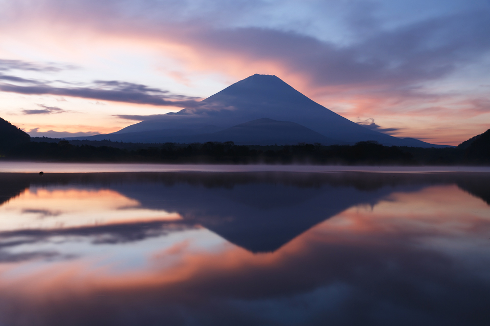 【富士山写真】 精進湖からの朝焼けと富士山