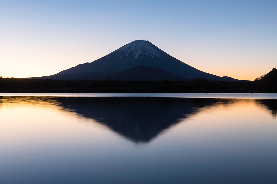 【富士山写真】晴天の精進湖からの日の出と富士山