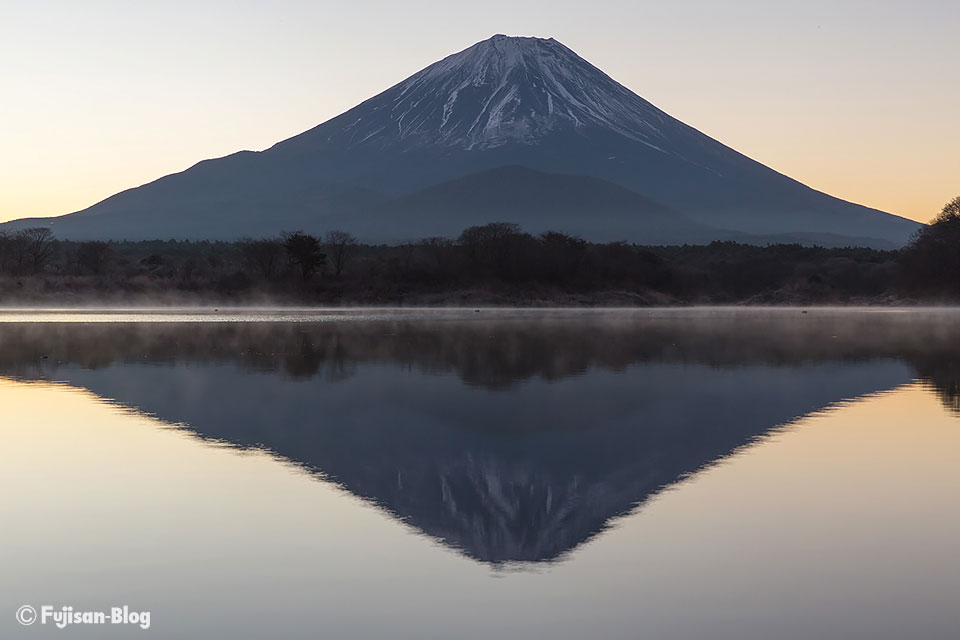 【富士山写真】精進湖からの日の出と富士山