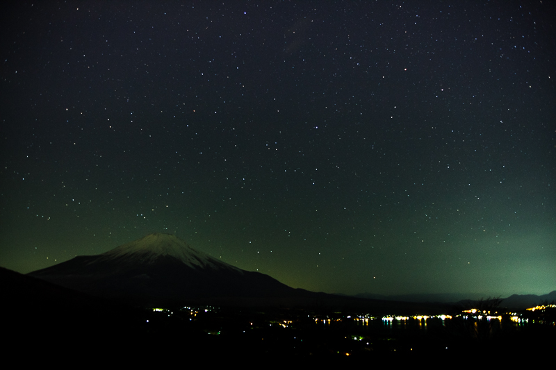 【富士山写真】星空と富士山（山中湖パノラマ台）
