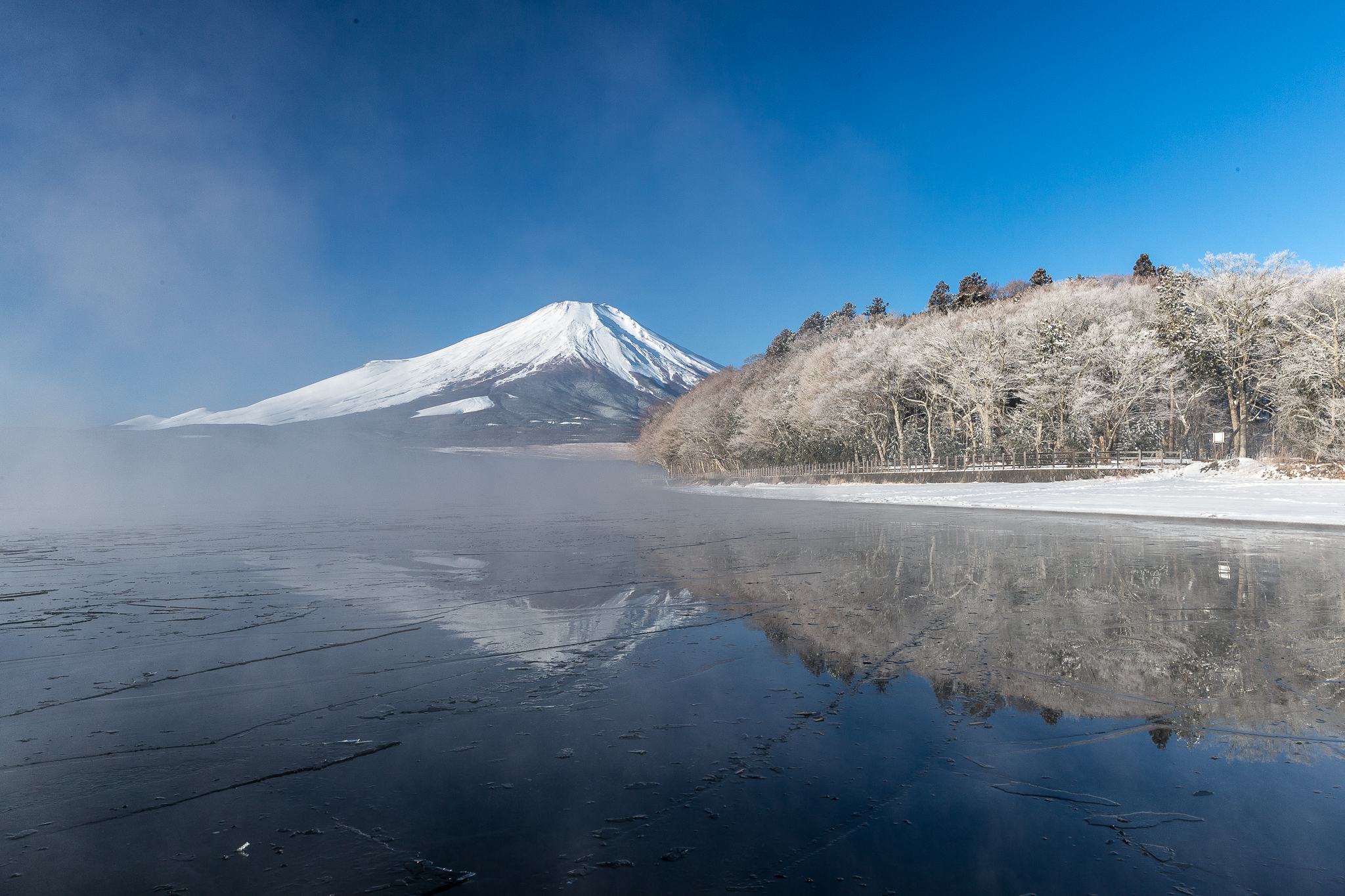 【富士山写真】凍える山中湖と富士山