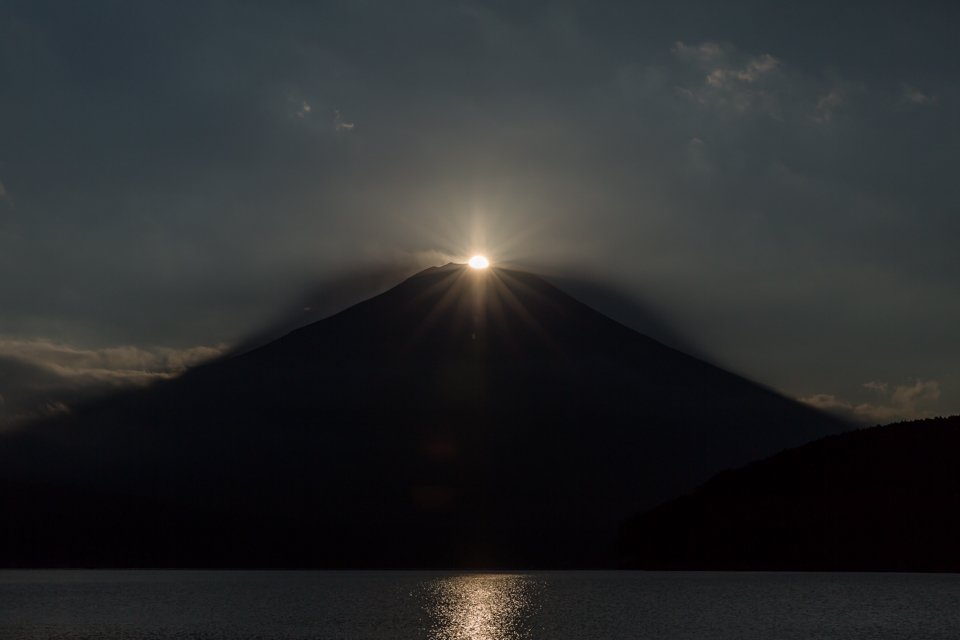 山中湖からのダイヤモンド富士