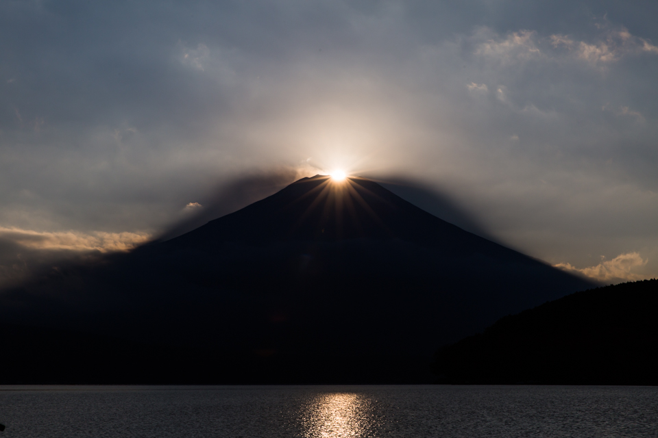 【富士山写真】 昨日に続き、山中湖村平野からのダイヤモンド富士