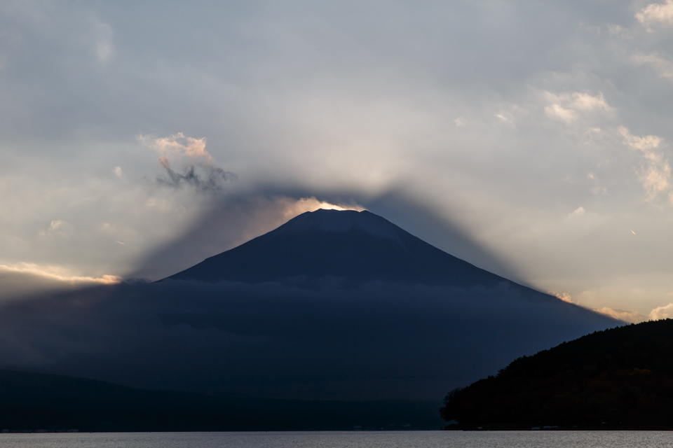 山中湖からのダイヤモンド富士