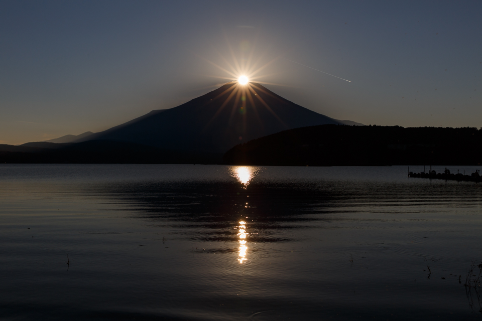 山中湖からのダイヤモンド富士