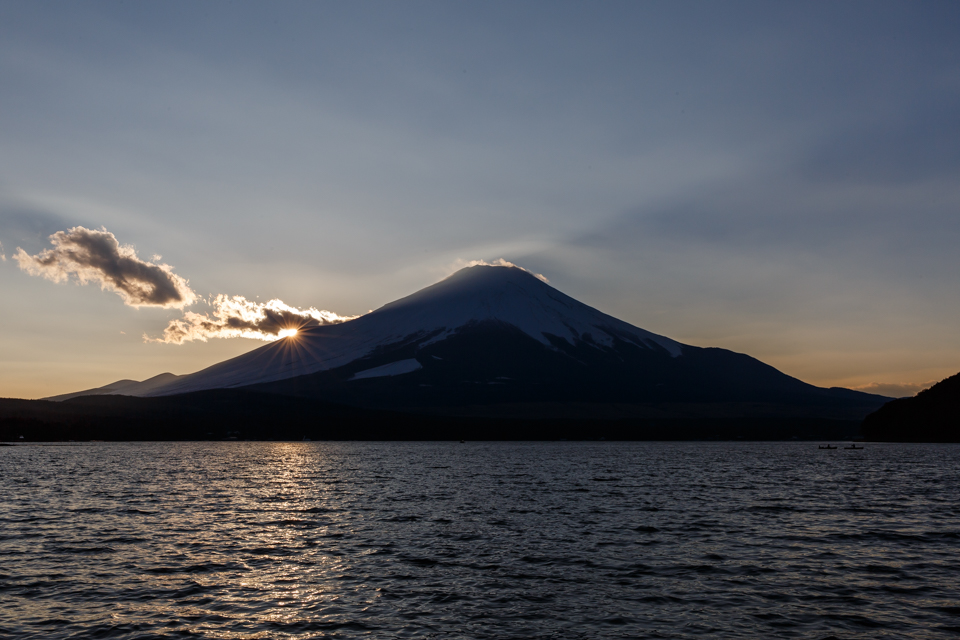 【富士山写真】 夕暮れの山中湖へ