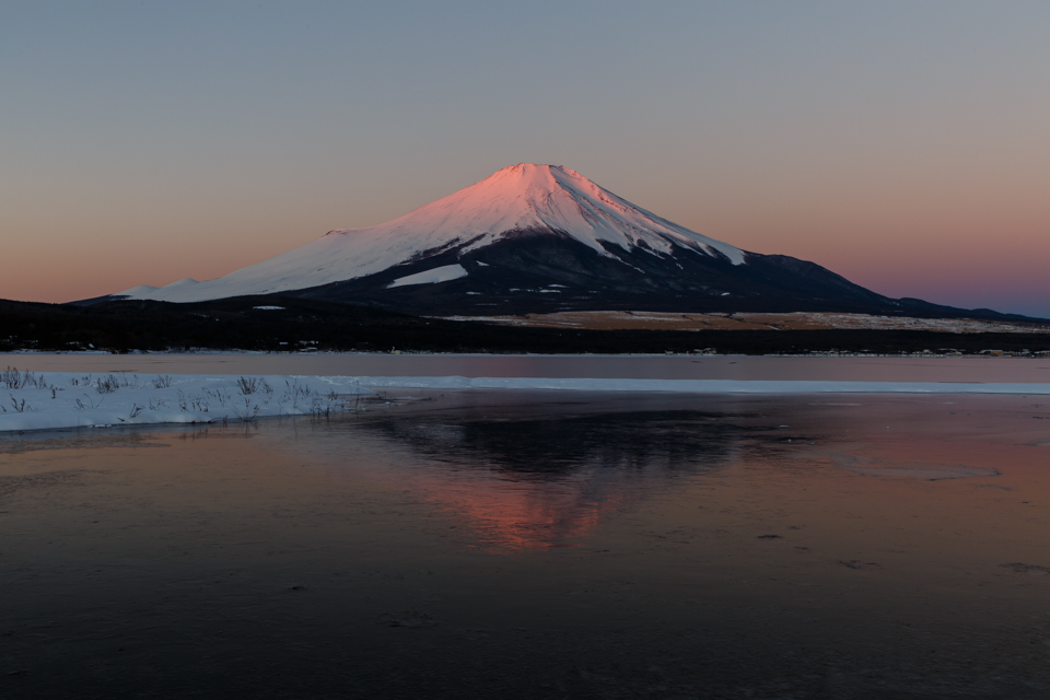 【富士山写真】 積雪の残る山中湖からの紅富士
