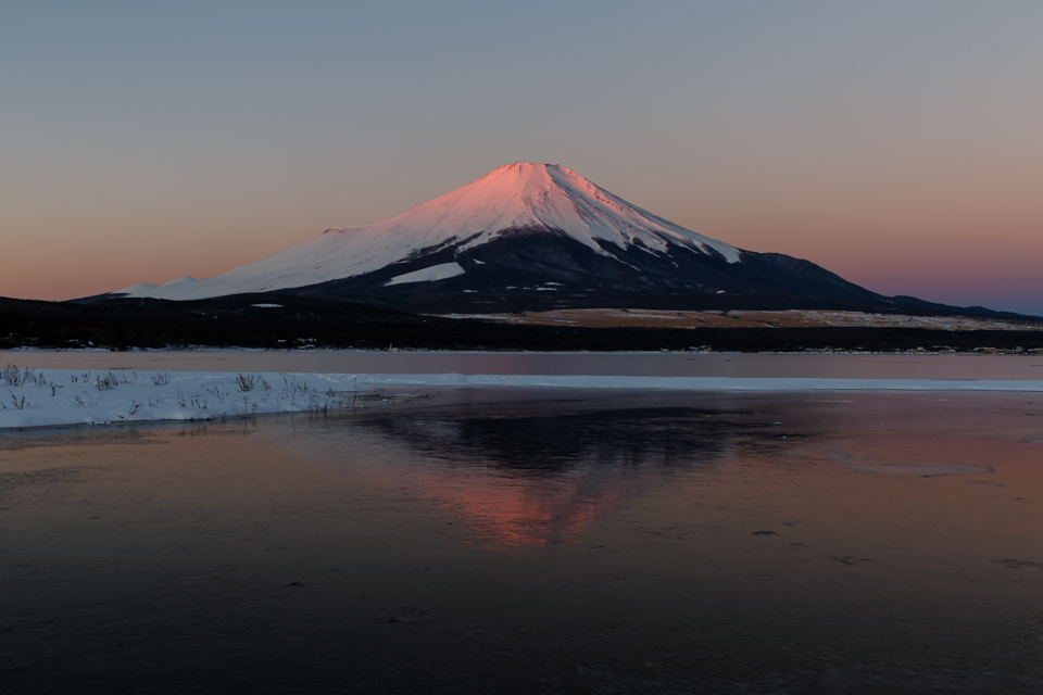 【富士山写真】 積雪の残る山中湖からの紅富士