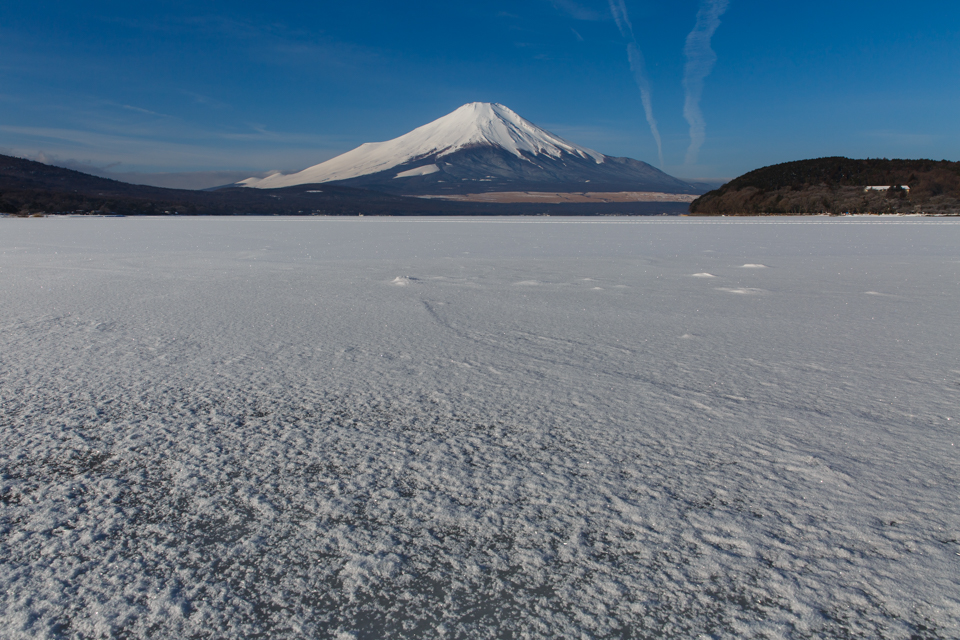 【富士山写真】 積雪の残る山中湖からの富士山