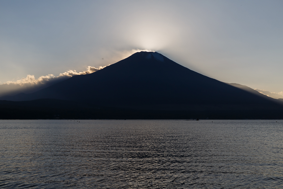 山中湖交流プラザきららからのダイヤモンド富士