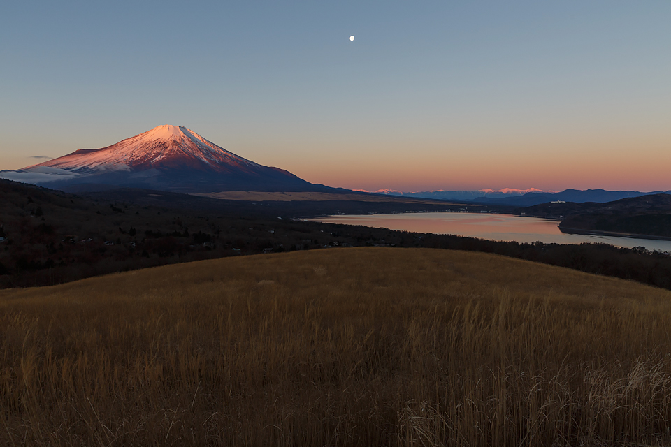 【富士山写真】山中湖パノラマ台から月と紅富士