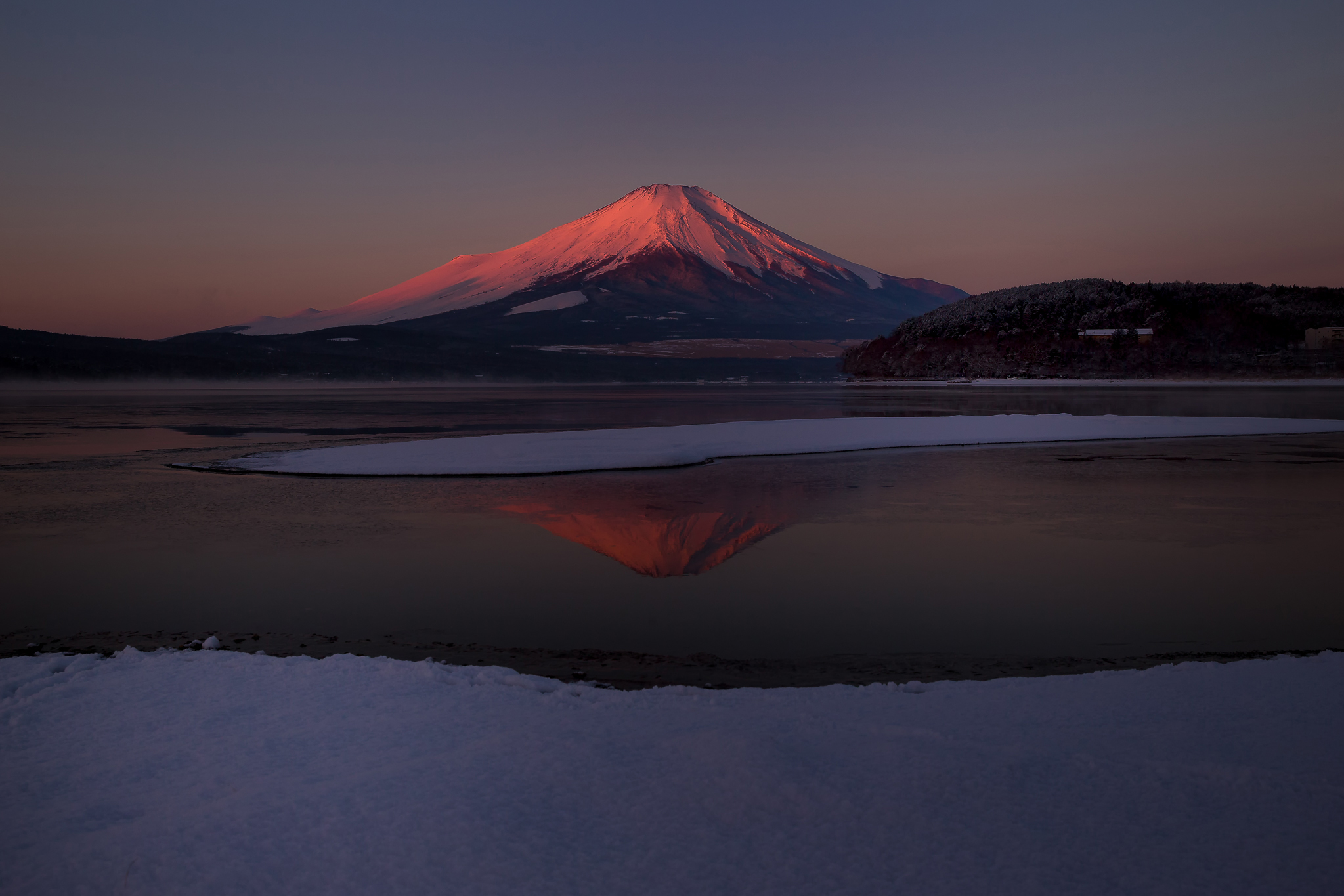 富士山フリー写真素材 山中湖平野湖岸（きらら前）からの紅富士