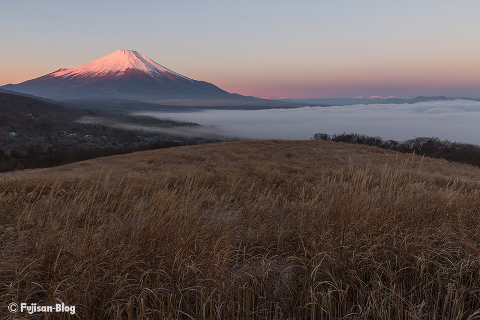 山中湖パノラマ台から雲海と紅富士